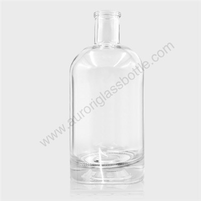 투명한 보드카 와인병